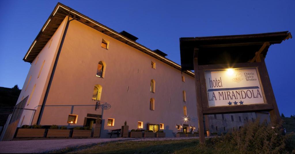 Hotel Dimora Storica La Mirandola 파쏘델토날레 외부 사진